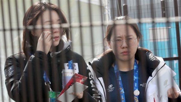  스피드스케이팅 여자 대표팀인 노선영(왼쪽)과 박지우(오른쪽)이 20일 낮 외출을 마친 뒤 강릉올림픽 선수촌 내부로 들어가고 있다. 