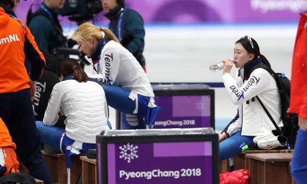 레이스 마친 대한민국 지난 19일 오후 강원 강릉스피드스케이팅경기장에서 열린 2018 평창동계올림픽 스피드스케이팅 여자 팀추월 8강전에서 대한민국 김보름, 박지우, 노선영이 레이스를 마치고 아쉬운 표정을 짓고 있다.