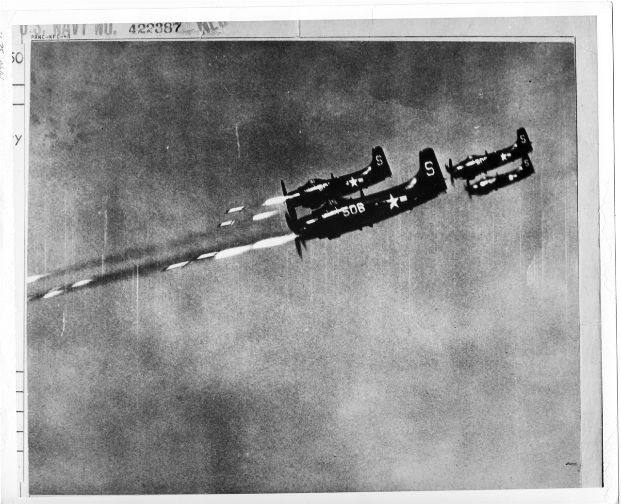 1950. 10. 24. 미 항공모함에서 출격한 미 해군 전투기가 북한군 진지를 향해 5인치 로켓포를 발사하고 있다. 