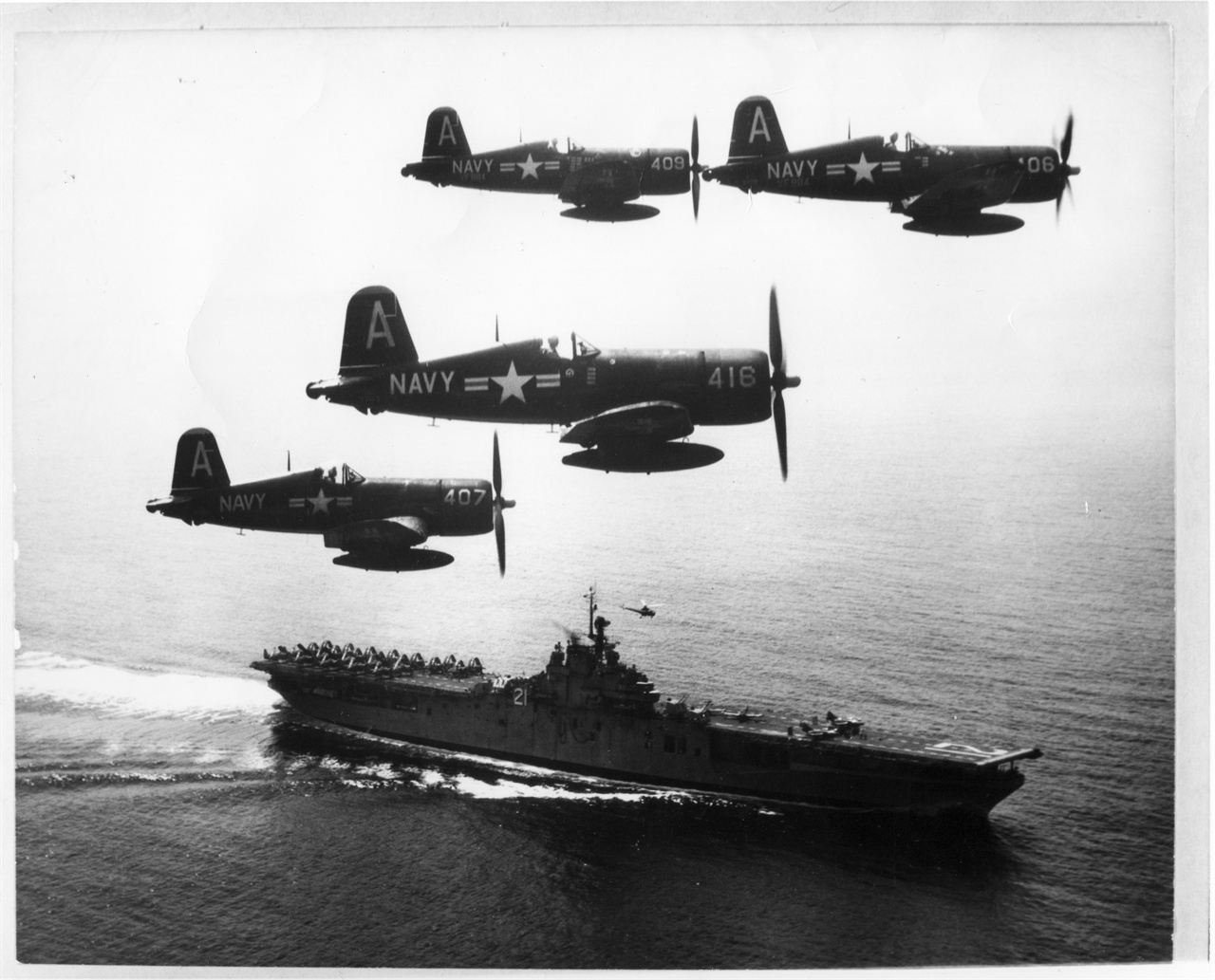 1951. 9. 4. l 미 해군 전투기가 폭탄을 잔뜩 장전한 채 항공모함을 떠나고 있다.