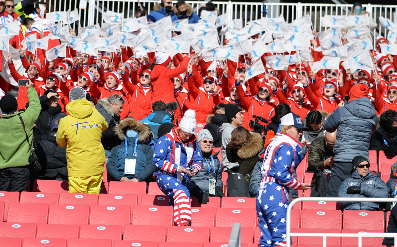 스키경기장을 찾은 북한응원단. 미국선수들도 신기한듯 사진을 찍고 있다.