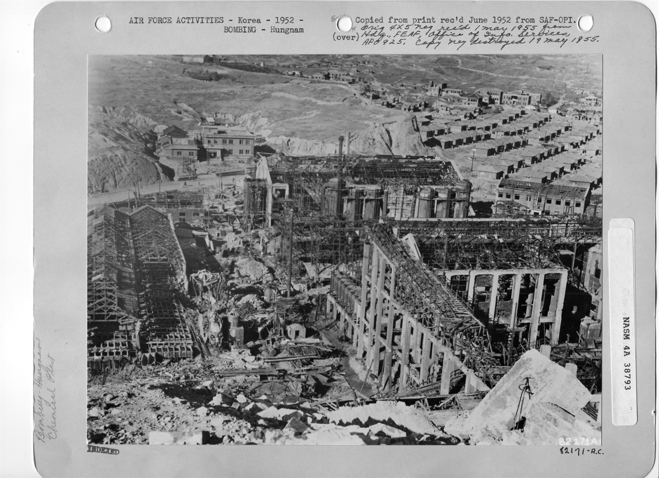 1950. 11. 6. 미 공군 폭격기의 집중 투하로 잔해만 남은 흥남비료 공장