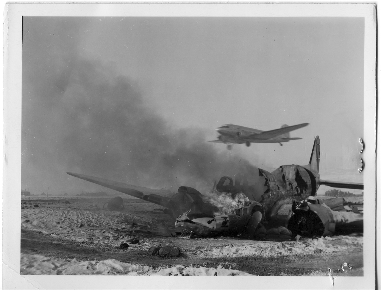1950. 12.  격추된 전투기의 잔해가 불타고 있다.