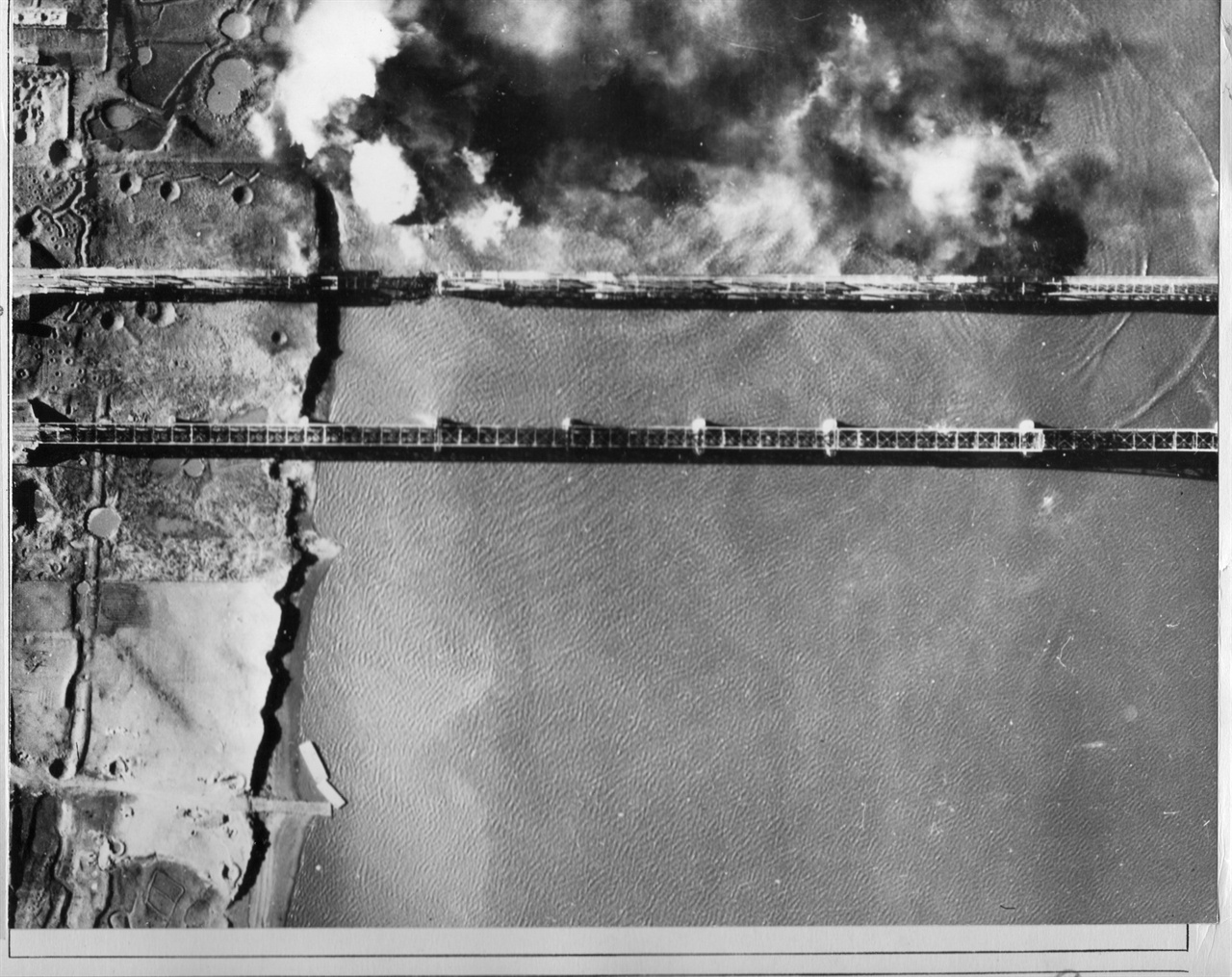 1950. 11. 15. 신의주 상공에서 미 공군 전투기가 압록강 철교를 폭파하고 있다.