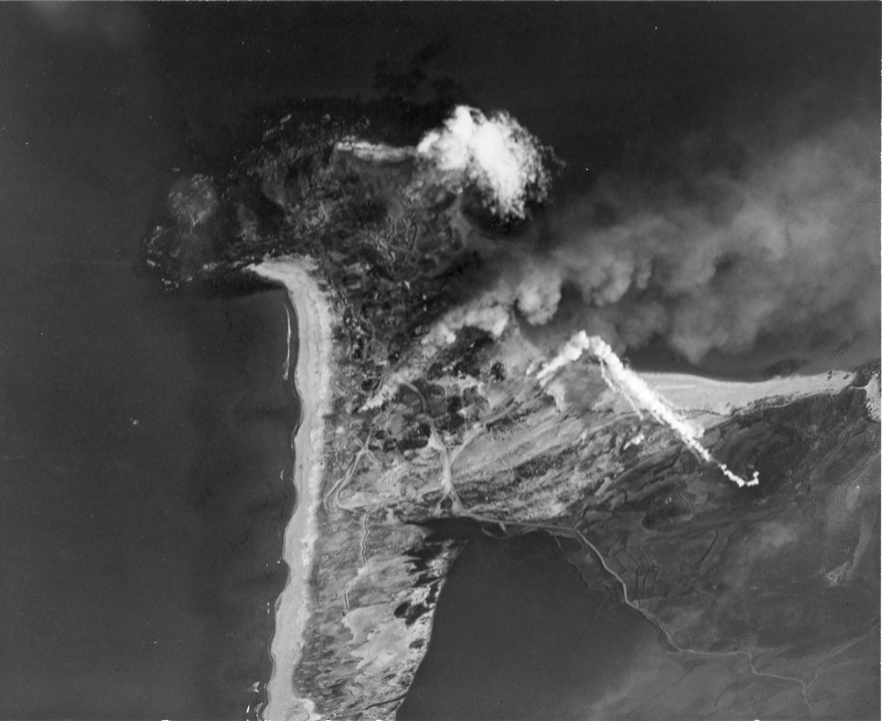 1951. 4. 20. 미 해군 전투기가 ‘원산폭격’을 하고 있다.