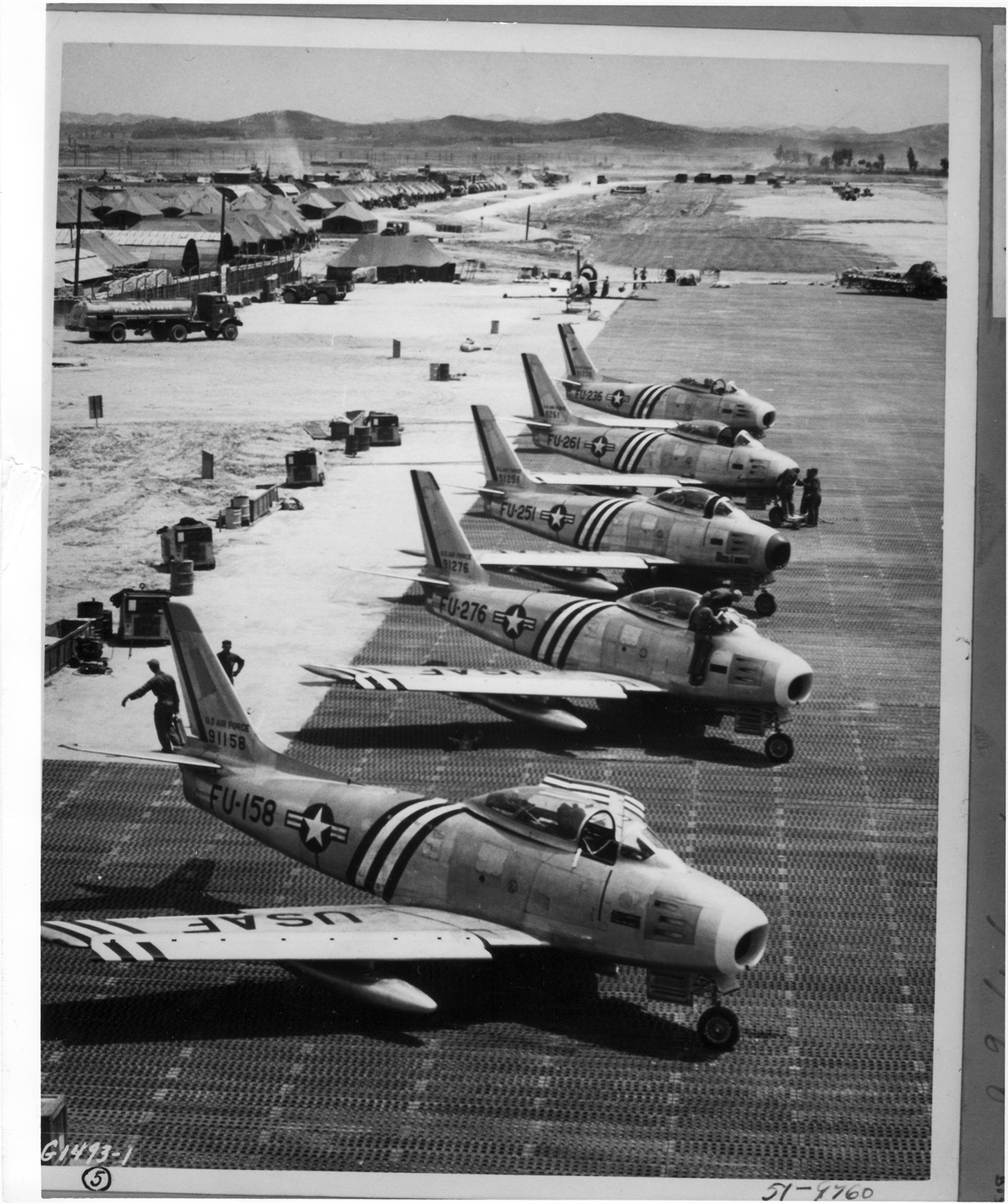 1951. 6. 미 공군 F-86 전투기가 출격 준비를 하고 있다.
