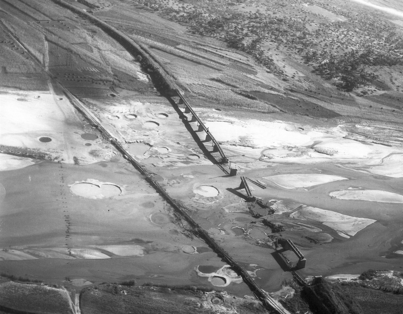 1951. 10. 1. 미 공군 폭격기의 집중 폭탄 투하로 끊어진 다리.