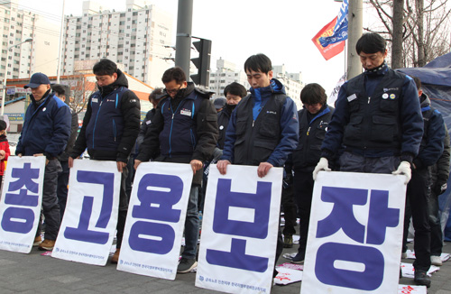 한국지엠 비정규직 노동자들은 이날 한국지엠에게 비정규직 총고용보장을 요구했다.