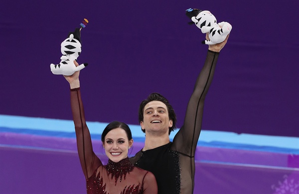 '세계 신기록' 커플 20일 강릉아이스아레나에서 열린 2018 평창동계올림픽 피겨스케이팅 아이스댄스 프리댄스에서 금메달을 차지한 캐나다의 테사 버추와 스콧 모이어가 포디움에 올라 기뻐하고 있다.