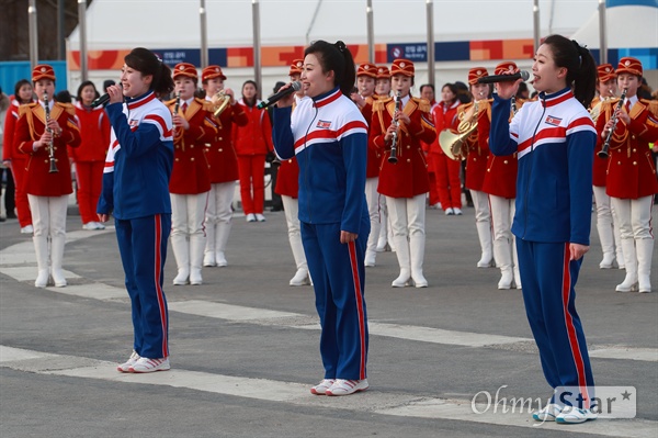 <고향의 봄> 노래 합창하는 북측 응원단 2018 평창동계올림픽을 위해 방남한 북측 응원단과 취주악단이 20일 오후 강원도 평창 올림픽플라자에서 준비한 공연을 선보이고 있다.
