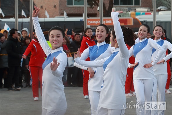 세련된 율동 선보이는 북측 응원단 2018 평창동계올림픽을 위해 방남한 북측 응원단과 취주악단이 20일 오후 강원도 평창 올림픽플라자에서 준비한 공연을 선보이고 있다.