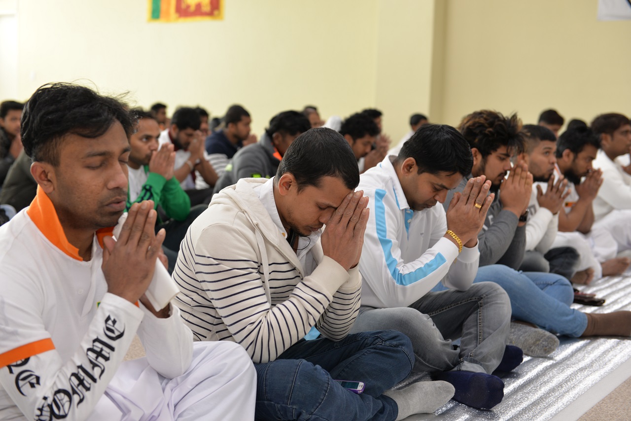 카티나 법회에 참석한 150여명의 스리랑카 이주 노동자이 손을 함장하고 경건한 마음으로 기도하고 있다. 이들의 까치설날은 어떤의미일까 궁금하다.