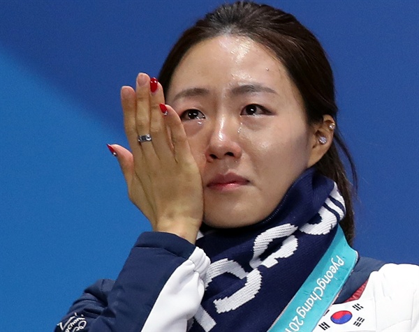  2018 평창동계올림픽 스피드스케이팅 여자 500m에 출전해 은메달을 딴 한국 이상화가 20일 강원도 평창 메달플라자에서 열린 시상식에서 눈물을 흘리고 있다. 