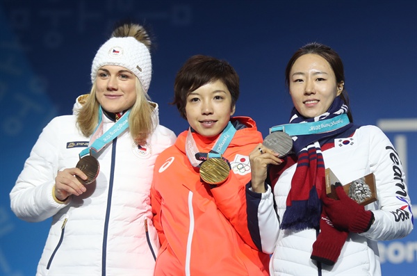  2018 평창동계올림픽 스피드스케이팅 여자 500m에 출전해 메달을 딴 선수들이 20일 강원도 평창 메달플라자에서 열린 시상식에서 인사하고 있다. 오른쪽부터 은메달 한국 이상화, 금메달 일본 고다이라. 동메달 체코 카롤리나 에르바노바.
