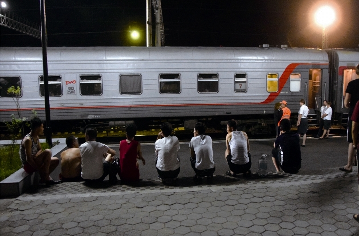 치타역에서 기차와 함께 쉬고 있는 남북 노동자들.