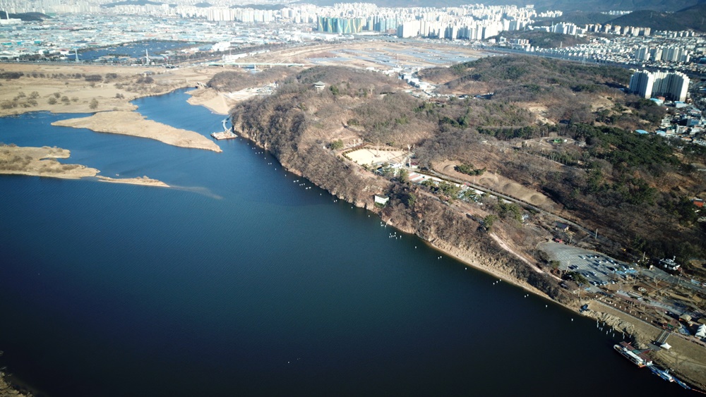 낙동강변 화원동산 하식애 전경. 저 멀리 달성습지가 보인다. 이곳은 낙동강과 금호강, 진천천 이렇게 세 개의 강이 만나는 세물머리로 그 생태적 가치가 무궁무진한 곳이다. 