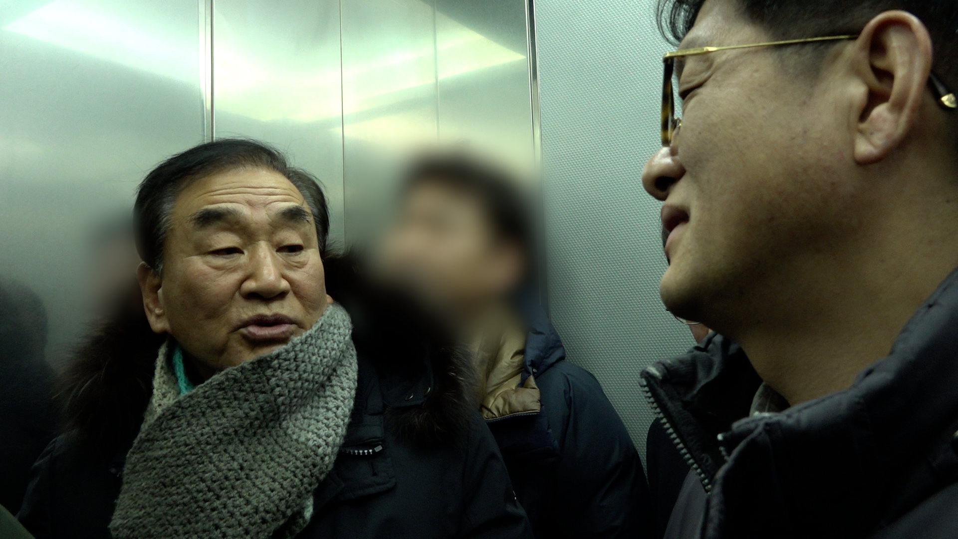 이재오 늘푸른한국당 공동대표가 오마이TV 4대강 다큐제작팀을 승강기 안에서 만나고 있다. 