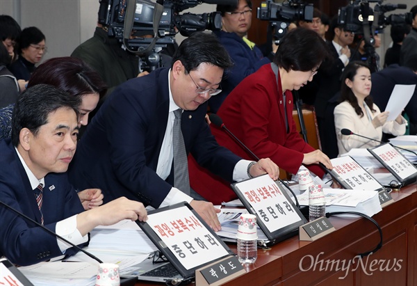 지난 2월 21일, 자유한국당 곽상도(사진 맨 왼쪽), 김성원, 김승희 의원 등이 청와대 업무보고가 예정된 국회 운영위원회 전체회의에서 '과잉·보복수사 중단하라'고 적은 피켓을 노트북에 붙이고 있다. 