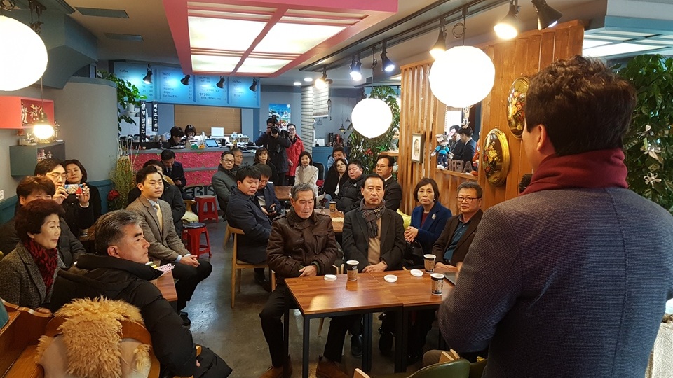 21일 서산을 찾은 박 예비후보는 당원들의 소통과 지역 현안을 청취하기 위해 한 카페에서 서산 더불어 민주당 당원들과 간담회를 갖고 있다.