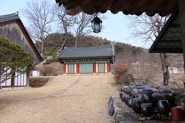  모악산 귀신사 수수한 절집에서 홀로 단청된 명부전이 절집임을 깨우치게 합니다.