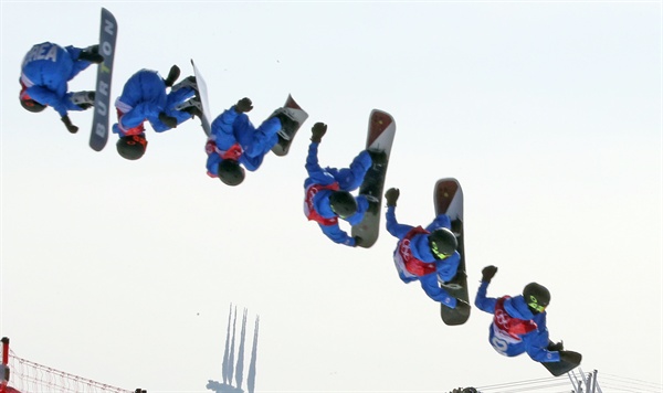 더 높게 멀리! 21일 강원 평창 알펜시아 스키점프 센터에서 열린 2018평창동계올림픽 스노보드 남자 빅에어 예선 경기에서 이민식이 점프를 하고 있다. 다중노출. 