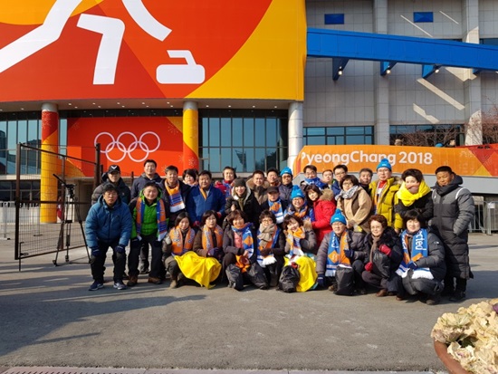 자원봉사 지역민의 동계올림픽 자원봉사들의 모습
