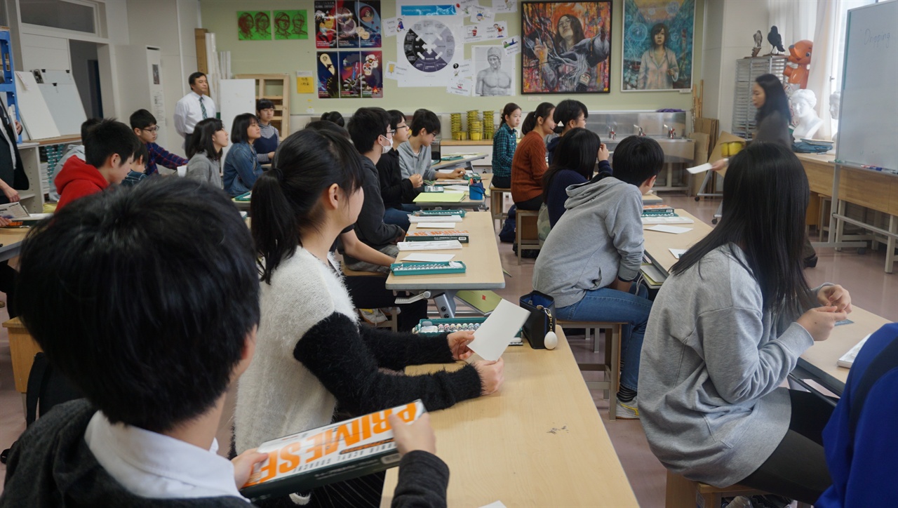 일본 삿포로 가이세이 중등교육학교 학생들이 IB 교육과정으로 수업 받는 장면.