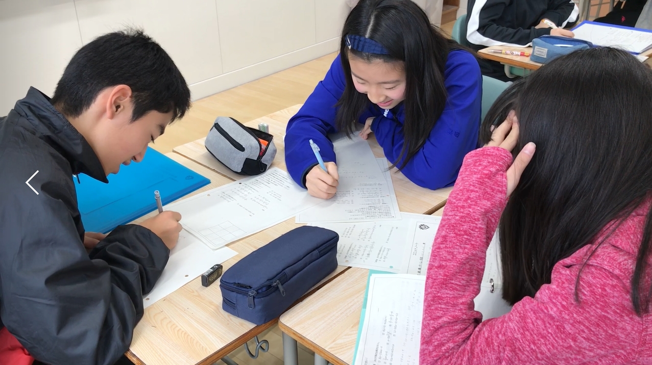삿포로 가이세이 중등교육학교의 중3 수학 시간에 학생들이 의견을 주고 받으면서 수학 문제를 풀고 있다.
