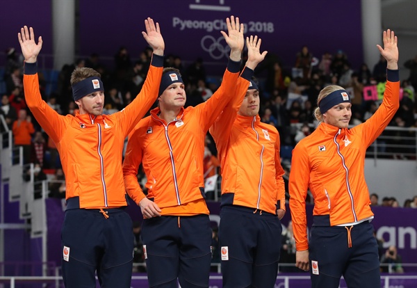 네덜란드, 역시 빙속 강국! 21일 강릉 스피드스케이팅경기장에서 열린 2018 평창동계올림픽 남자 팀추월에서 동메달을 딴 네덜란드 스벤 크라머르(왼쪽 두번째) 등 선수들이 기뻐하고 있다.