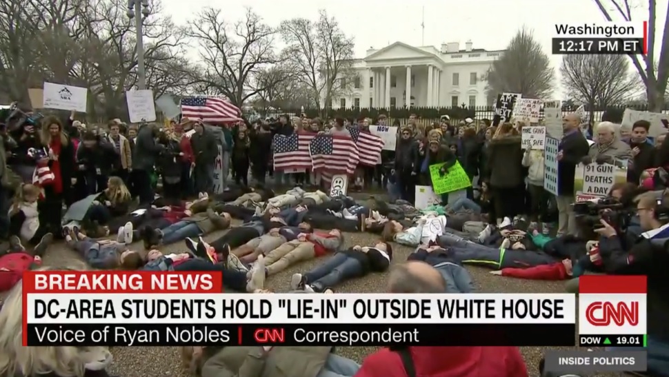  미국 고교생들의 총기규제 강화를 촉구하는 백악관 앞 시위를 보도하는 CNN 뉴스 갈무리.