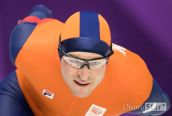  지난 15일 오후 강릉 스피드스케이팅경기장에서 열린 2018 평창동계올림픽 스피드스케이팅 남자 10,000m 경기에서 네덜란드의 스벤 크라머르가 질주하고 있다. 