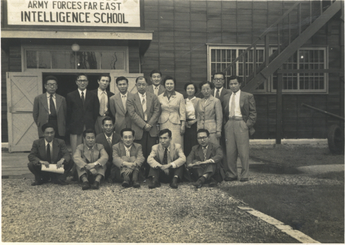한국말 가르치는 미군 학교 교사들과 문익환 목사(맨앞 가운데), 그의 오른쪽 정경모, 윗줄 오른쪽에서 3번째 박용길의 언니 박용애.
