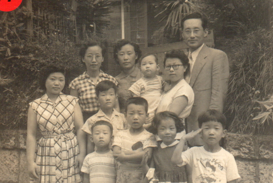 도쿄에서 자매 박용애, 박용길(뒷줄) 가족이 함께 지냈다.(1954년)