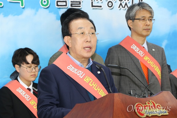 김관용 경북도지사가 22일 오후 경북도청에서 열린 일본 죽도의날 규탄행사에서 독도 침탈에 대한 규탄성명서를 발표하고 있다.