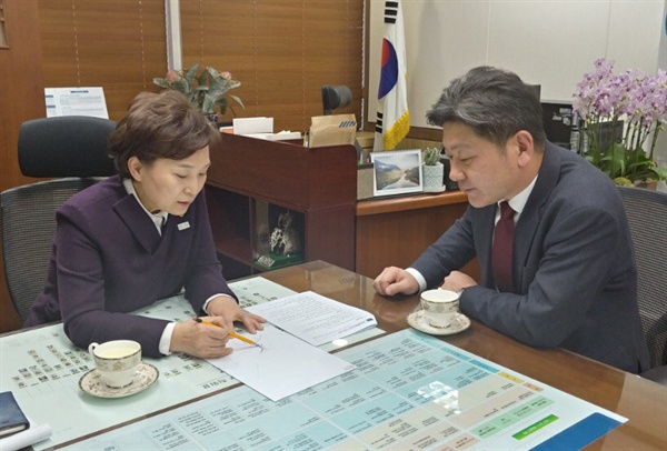 백두현 청와대 선임행정관은 21일 국토교통부를 찾아 김현미 장관을 면담하고 남부내륙고속철도 사업에 대해 논의했다.