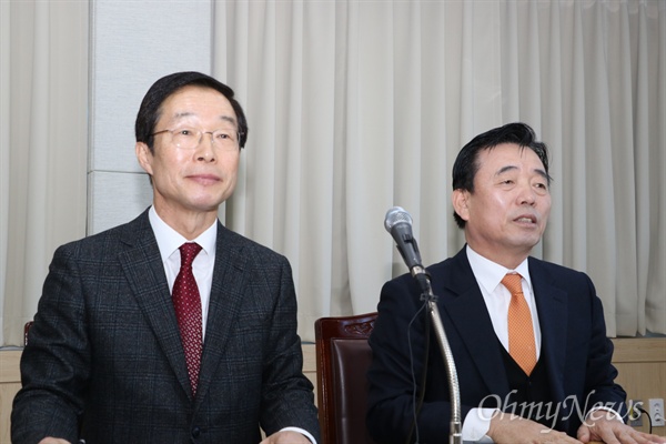 임종식 후보와 권전탁 후보가 22일 경북교육청 브리핑룸에서 기자회견을 갖고 보수후보 단일화에 시동을 걸었다.