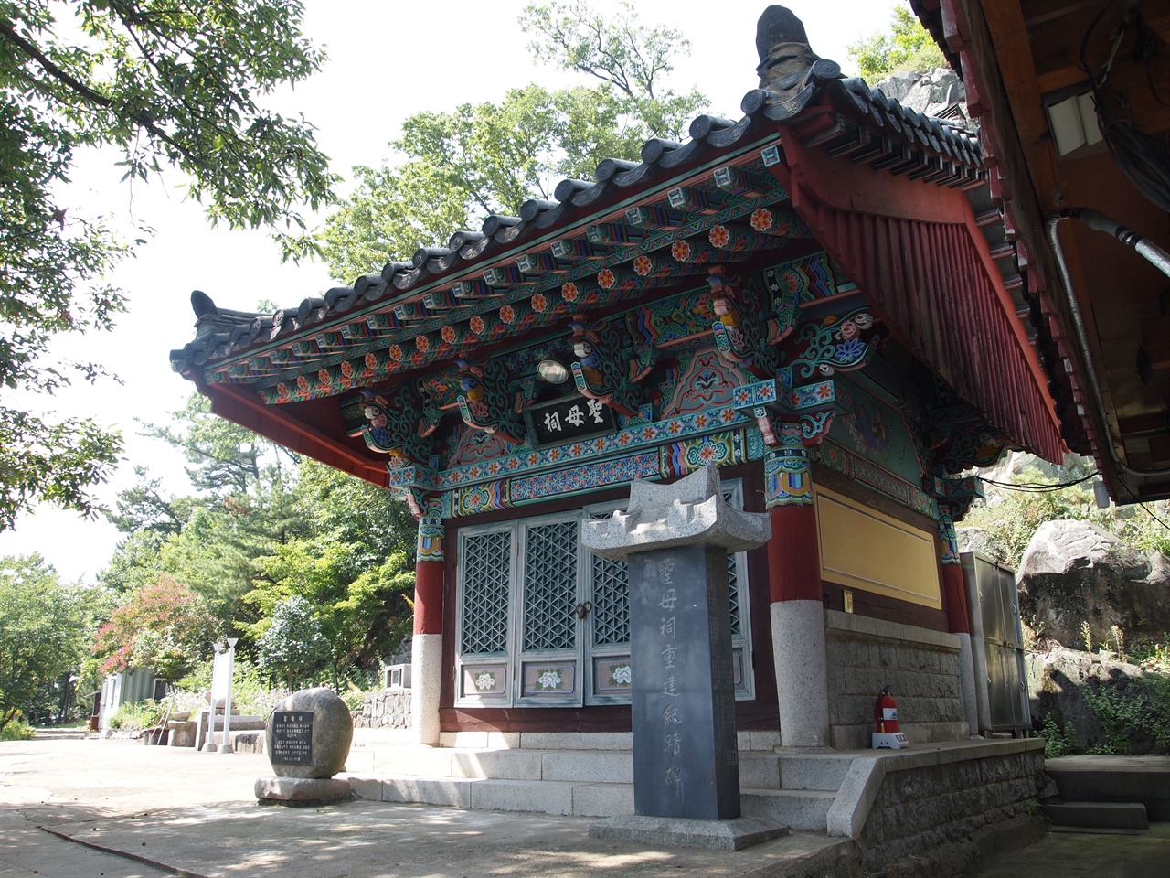 선도산에 세워진 성모사, 박혁거세의 어머니 성모와 관련한 설화가 전해진다.