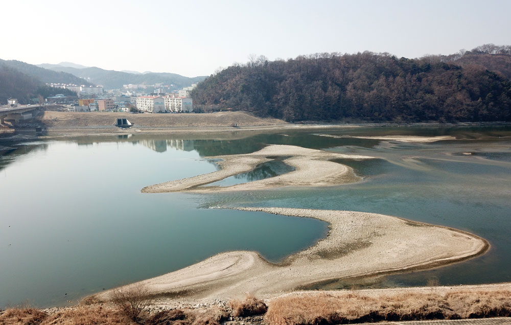  충남 공주시 공주대교 밑에 드러난 모래밭.