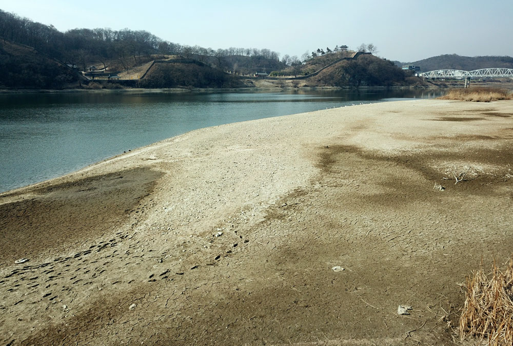 유네스코 세계문화유산인 사적 제12호 공산성 앞에 드러난 퇴적토는 펄이 듬성듬성 쌓여 악취가 진동했다.