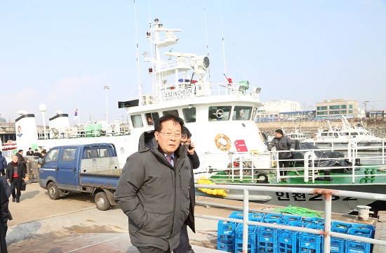 조윤길 옹진군수가 어업지도선 인천232호를 이용해 22일 오후 인천항 관공선 부두에 도착한 뒤 걸어 나오고 있다.