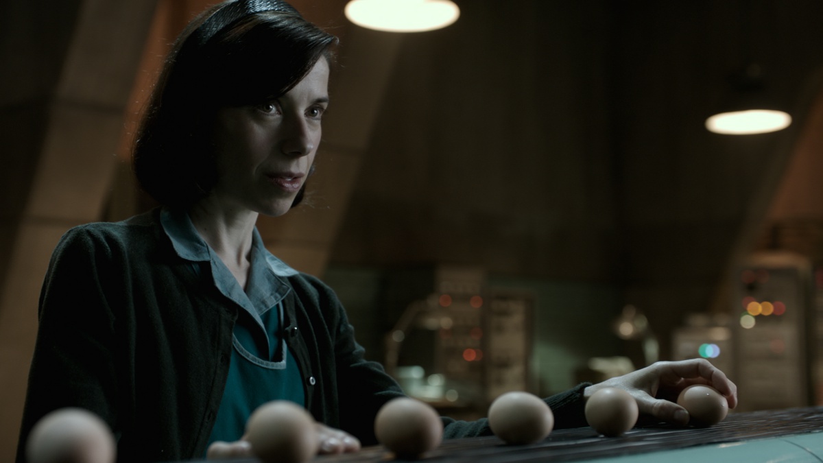  영화 <셰이프 오브 워터: 사랑의 모양>의 스틸컷. 엘라이저(샐리 호킨스)는 삶은 달걀로 괴생명체와 소통하는 길을 놓는다. 