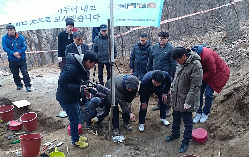  23일 오후 복기왕 전 아산시장(민주당 충남도지사 예비후보)이 아산 민간인 희생자 유해발굴 현장을 둘러보고 있다.