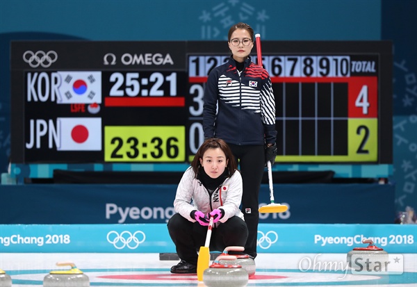 '안경 선배' 김은정, '지켜보고 있다' 23일 오후 강원도 강릉 컬링센터에서 평창 동계올림픽 여자 컬링 한국과 일본의 준결승전이 열리고 있다. 한국 김은정 선수가 일본 후지사와 사츠키 선수의 작전을 지켜보고 있다.