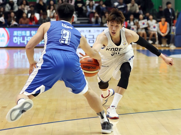 공은 누구에게? 23일 오후 서울 송파구 잠실체육관에서 열린 '2019 FIBA 농구 월드컵' 아시아예선전 대한민국과 홍콩 남자농구 국가대표팀 경기에서 대표팀 두경민이 볼 다툼을 하고 있다. 