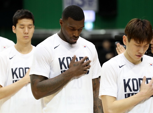 국기에 경례하는 라틀리프 23일 오후 서울 송파구 잠실체육관에서 열린 '2019 FIBA 농구 월드컵' 아시아예선전 대한민국과 홍콩 남자농구 국가대표팀 경기에서 최근 귀화하며 대표팀에 합류한 리카르도 라틀리프(가운데)가 애국가에 맞춰 국기에 경례하고 있다.