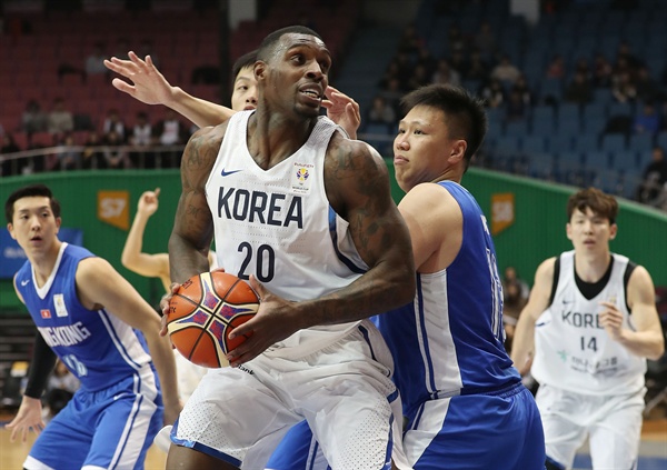 우리팀은 어디? 23일 오후 서울 송파구 잠실체육관에서 열린 '2019 FIBA 농구 월드컵' 아시아예선전 대한민국과 홍콩 남자농구 국가대표팀 경기에서 최근 귀화하며 대표팀에 합류한 라틀리프(가운데)가 패스 할 곳을 찾고 있다.