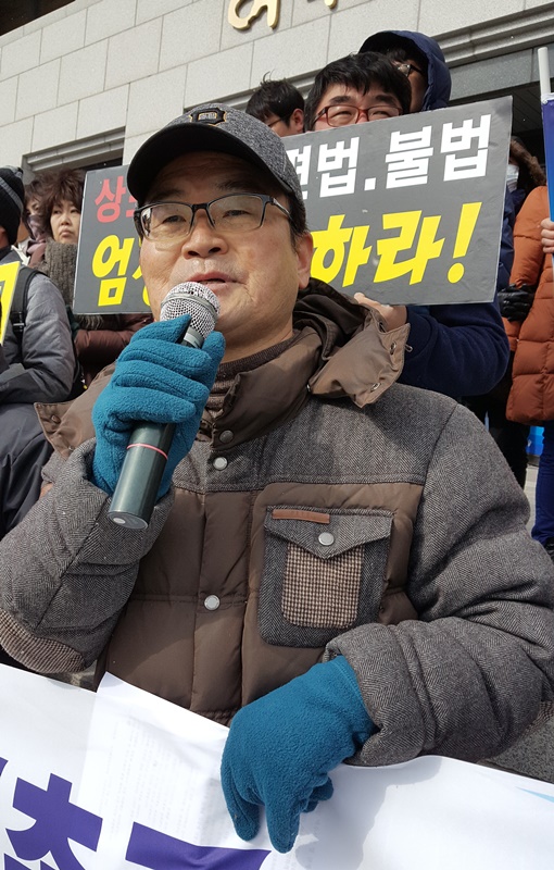 의회 앞에서 시민단체 기자회견중 발언을 하고 있다.