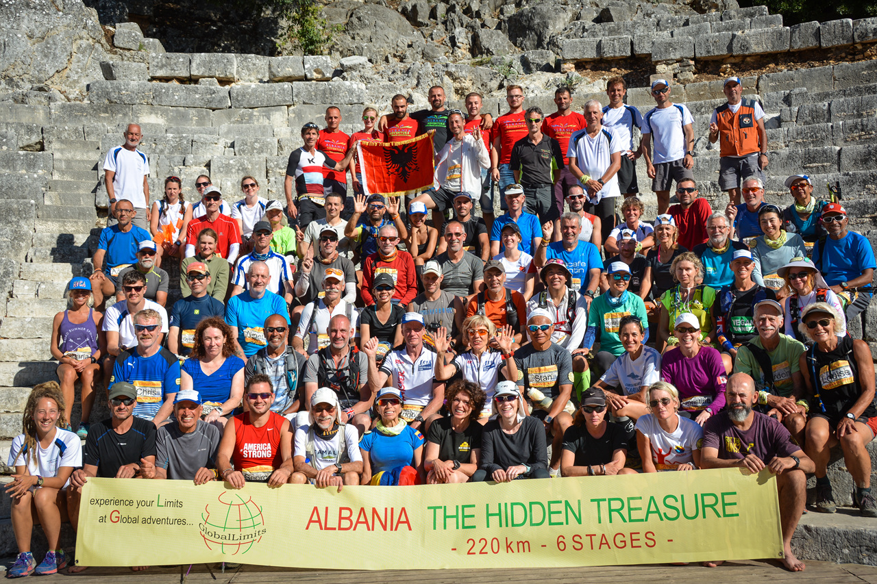 알바니아에 모인 26개국 61명의 출전선수들과 스텝