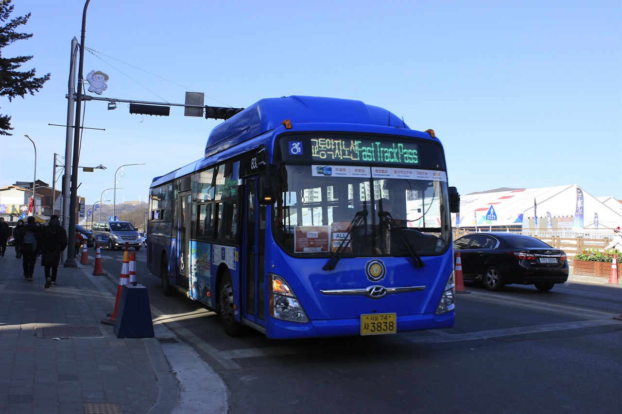  평창 대관령면 횡계리에 서울 버스가 떴다. 서울 버스인데 승객을 태운다. 정체는 바로 '교통 약자를 위한 셔틀버스'.