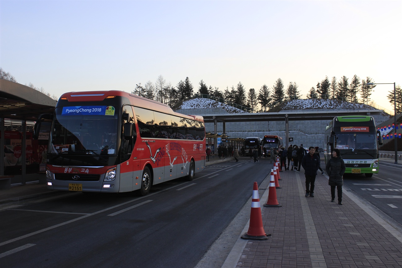  진부역 진부 수송몰에 평창 올림픽 셔틀버스가 줄지어 서 있다.